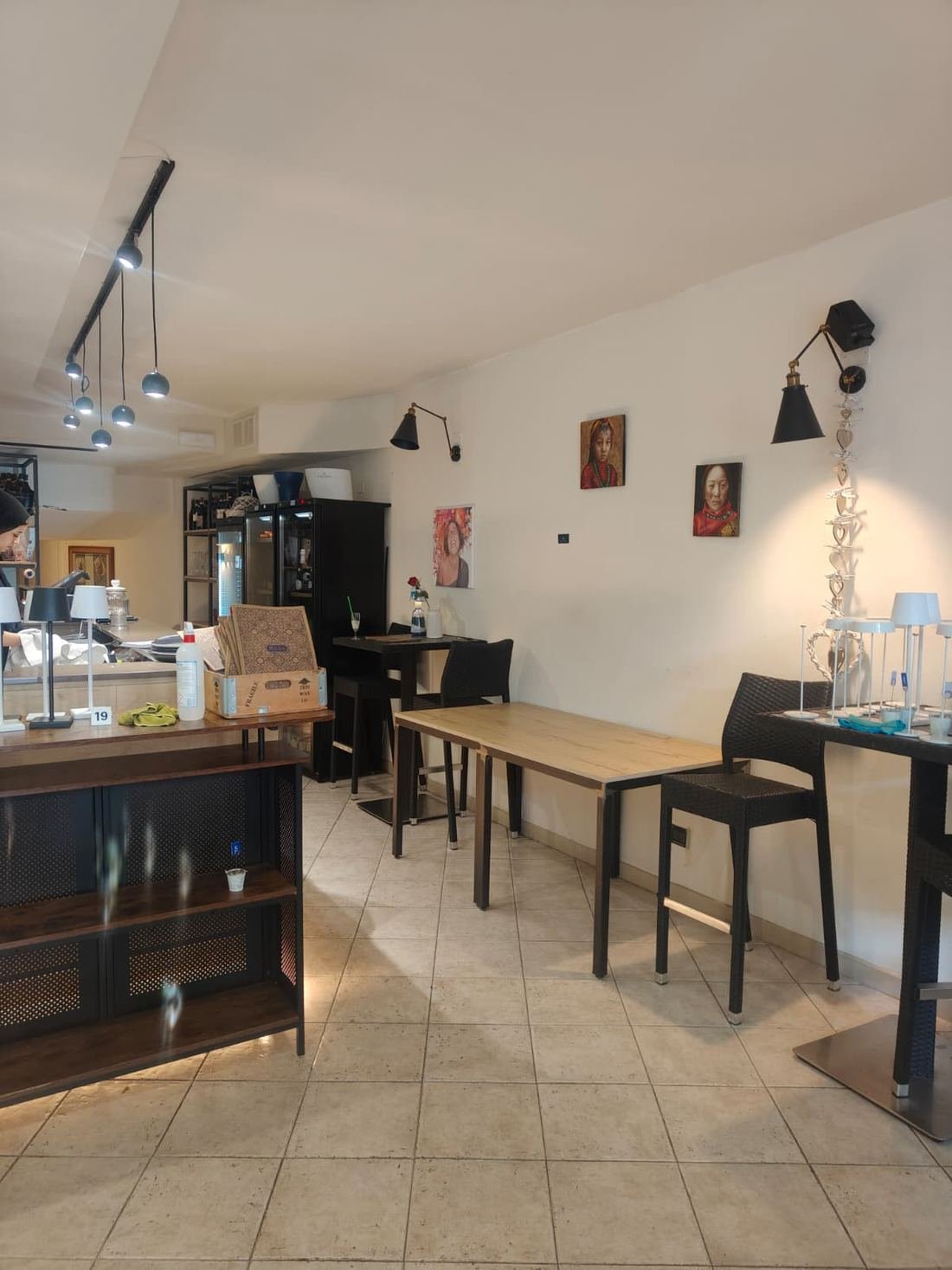 L'ingresso e l'angolo bar